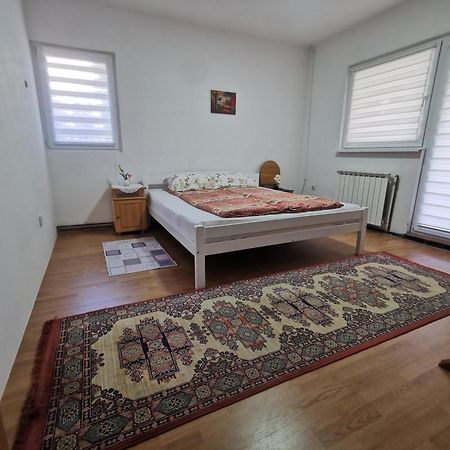Rest & Recharge 4Bdr Apt- Free Parking, Ac & Garden Сараево Екстериор снимка
