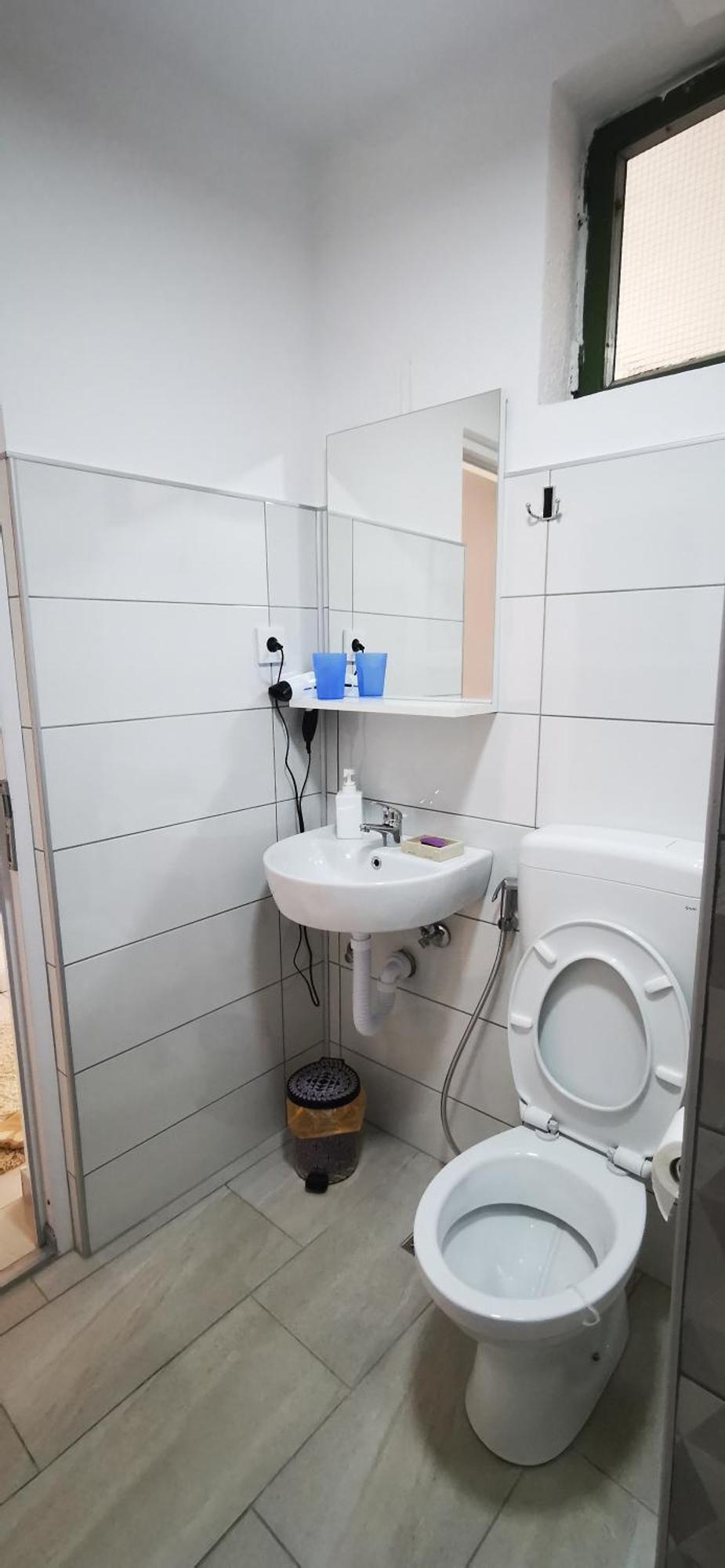 Rest & Recharge 4Bdr Apt- Free Parking, Ac & Garden Сараево Екстериор снимка